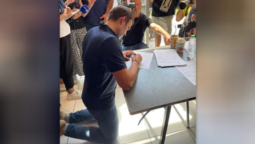 ΣΥΡΙΖΑ: Βίντεο από τη στιγμή που ψηφίζει ο Κασσελάκης - «Με τον Αλέξη και για τον Αλέξη»