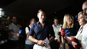 ΣΥΡΙΖΑ - Βίντεο: Στα γραφεία του ο Κασσελάκης συνοδευόμενος από τον σύντροφό του, λίγο πριν κλείσουν οι κάλπες