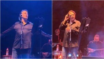 Γιάννης Κότσιρας: Κάνει παντομίμα στο κοινό για να πει σωστά τους στίχους, αλλά αποτυγχάνει - Βίντεο