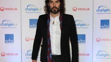 Για βιασμό πολλών γυναικών κατηγορείται ο Ράσελ Μπραντ: «Μου έβγαλε με το ζόρι το εσώρουχο»