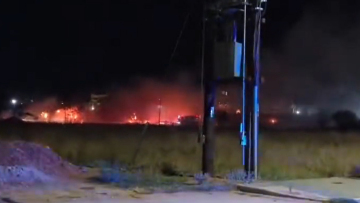 Αλεξανδρούπολη: Υπό έλεγχο η φωτιά σε εγκαταλελειμμένα βαγόνια του ΟΣΕ - Δείτε βίντεο