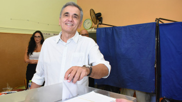 Εκλογές ΣΥΡΙΖΑ: Στο εκλογικό κέντρο της Νέας Ιωνίας ψήφισε ο Ευκλείδης Τσακαλώτος - Δείτε φωτογραφίες