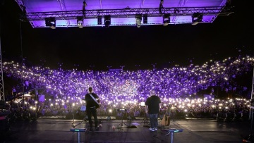 Πυξ Λαξ: Ενθουσιασμός και συγκίνηση στη συναυλία τους στον Λυκαβηττό - Δείτε βίντεο και φωτογραφίες