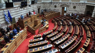 Λιβύη: Ενός λεπτού σιγή στη Βουλή για την τραγωδία με τους πέντε νεκρούς Έλληνες