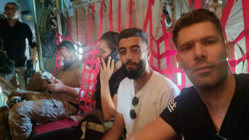 Λιβύη: Φωτογραφίες από τις τελευταίες στιγμές των δύο αδελφών μέσα στο αεροσκάφος τη ελληνικής αποστολής