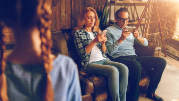 Γονείς: Έξι στους δέκα περνούν περισσότερο χρόνο μπροστά σε οθόνες από τα παιδιά τους