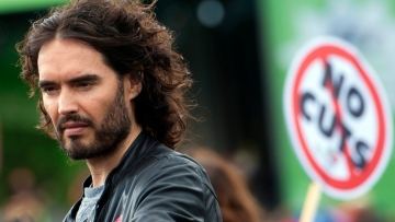 Ράσελ Μπραντ: Το YouTube ανέστειλε τη δυνατότητα να κερδίζει χρήματα μέσω του καναλιού του, μετά τις καταγγελίες για σεξουαλική επίθεση