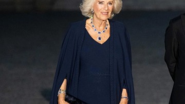 Βασίλισσα Καμίλα-Μπριζίτ Μακρόν: Με φορέματα γαλλικών οίκων στην ίδια royal blue απόχρωση