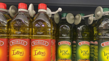 Ισπανία: Αντικλεπτικά στο ελαιόλαδο τοποθετούν τα σούπερ μάρκετ - Η τιμή του έχει αυξηθεί κατακόρυφα