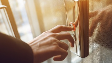 Λάρισα: Σταμάτησε την παροχή ρεύματος και εγκλώβισε τους διαρρήκτες μέσα στο ασανσέρ