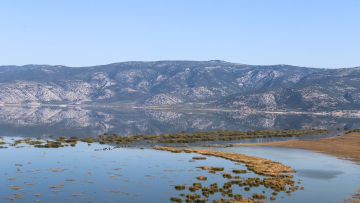 Λίμνη Κάρλα: 43χρονος ο ψαράς που αγνοείται - Είχε πάει με τον αδερφό του και «πήρε νερά» η βάρκα τους