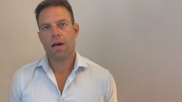 Κασσελάκης: Πατάω στα βήματα του Ανδρέα Παπανδρέου και του Τσίπρα - Μαθήματα πατριωτισμού όχι σε μένα