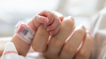 Χανιά: Θύμα του κυκλώματος παράνομων υιοθεσιών ξεσπά - «Μου έκαναν εικονικές εμβρυομεταφορές και έπαιρνα 18 χάπια την ημέρα»