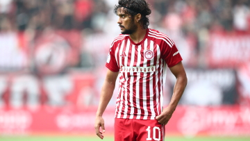 Ολυμπιακός - Κηφισιά: Στη νοηματική γλώσσα η λέξη Stoiximan στη φανέλα των ερυθρολεύκων 