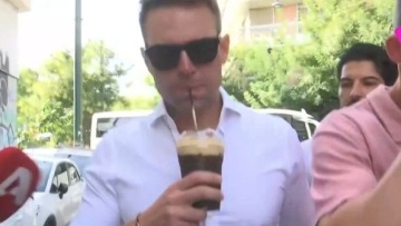 Στέφανος Κασσελάκης: Η βόλτα Κασσελάκη στο Σύνταγμα, οι selfies και ο διάλογος με τους δημοσιογράφους -  Δείτε βίντεο