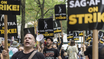 Οι σεναριογράφοι συμφώνησαν, αλλά η απεργία των ηθοποιών κρατά το Χόλιγουντ «κλειστό»
