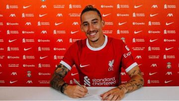 Ο Τσιμίκας ανανέωσε και επίσημα με τη Λίβερπουλ έως το 2027 - Δείτε βίντεο