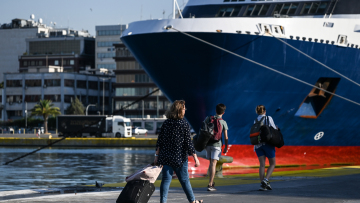 Άφησαν έξω από το πλοίο για Κρήτη μητέρα με δυο παιδιά γιατί δεν είχε πιστοποιητικά ότι ήταν δικά της