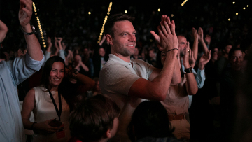 Ο Κασσελάκης χορεύει το «πού βαδίζουμε κύριοι» του Λουκιανού Κηλαηδόνη στον Λυκαβηττό