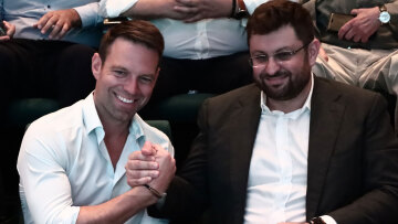 Ο Κασσελάκης στην παρουσίαση των υποψηφίων του Ζαχαριάδη: «Θα τρέξουμε πολλά χιλιόμετρα για να σε υποστηρίξουμε»