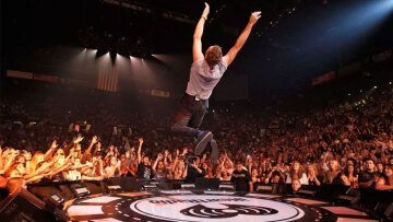 Coldplay: Σε εξωφρενικές τιμές η μεταπώληση εισιτηρίων για τις συναυλίες στην Αθήνα από όσους πρόλαβαν να αποκτήσουν