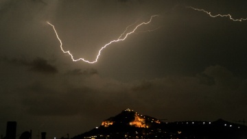 Κακοκαιρία Elias: Έντονη βροχόπτωση στην Αττική - Μήνυμα από το 112 να αποφεύγονται οι άσκοπες μετακινήσεις