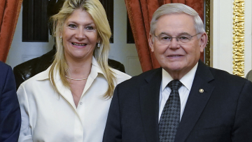 Αθώος δηλώνει ο Μενέντεζ στην κατηγορία ότι ενεργούσε ως «ξένος πράκτορας»