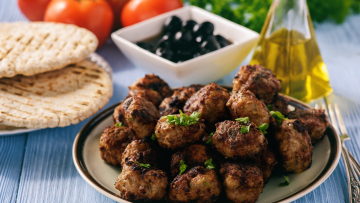 TasteAtlas: Δύο ελληνικά πιάτα με κεφτέδες ανάμεσα στα πέντε καλύτερα στον κόσμο