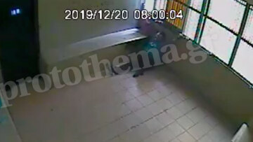 Ομόνοια: Έδεσαν οδηγό ταξί με δύο ζευγάρια χειροπέδες στο ΑΤ - Κάλεσε το «100» για... αστυνομική βία