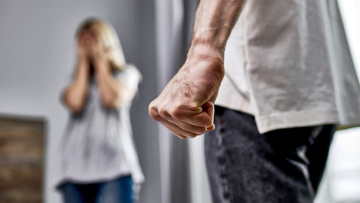 Ηράκλειο: Παραλίγο να πνίξει τη 47χρονη γυναίκα του μπροστά στο 8χρονο παιδί τους