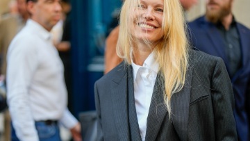 Η Πάμελα Άντερσον είναι η επιτομή της μοντέρνας κομψότητας στην Εβδομάδα Μόδας του Παρισιού