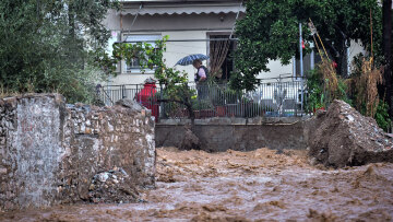 Βόλος: «Λιμνούπολη» από την κακοκαιρία: Ποτάμια οι δρόμοι, εκατοντάδες απεγκλωβισμοί