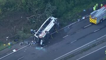 Αγγλία: Σχολικό ανετράπη μετά από σύγκρουση με ΙΧ - Νεκρή 14χρονη και ο οδηγός του λεωφορείου