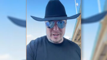 Έλον Μασκ: Φόρεσε καπέλο καουμπόι και πήγε στα σύνορα ΗΠΑ - Μεξικού για να μιλήσει για το μεταναστευτικό