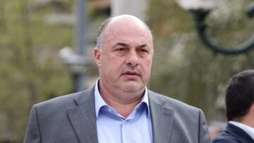 Μπέος: «Έχω καλέσει τον Κασσελάκη να πάρει τον Τάιλερ, τον ράφτη, να έρθουν στον Βόλο να βοηθήσουν»