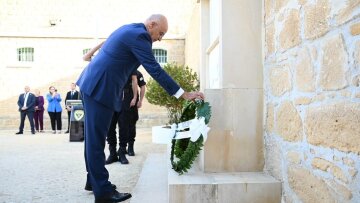Νίκος Δένδιας: Στην Κύπρο ο ΥΕΘΑ - Κατέθεσε στεφάνι στον ανδριάντα του Αρχιεπισκόπου Μακαρίου Γ’
