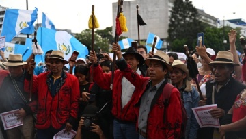 Γουατεμάλα: Διαδηλωτές κλείνουν δρόμους για να απαιτήσουν να παραιτηθούν δικαστικοί