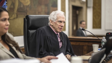 Δίκη Τραμπ για απάτη: Οργισμένη αντίδραση του δικαστή Ένγκορον - Γιατί χτύπησε τη γροθιά του στην έδρα