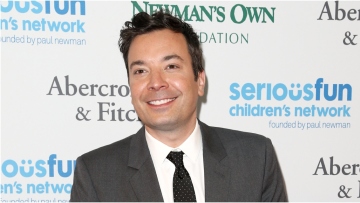 Τζίμι Φάλον: Επέστρεψε στο «Tonight Show» με μήνυμα αλληλεγγύης στους σεναριογράφους