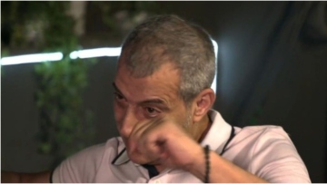 Συγκινημένος ο Θέμης Αδαμαντίδης: «Αν είχα τους γονείς μπροστά μου, θα τους έλεγα ότι τους έχω αγαπήσει περισσότερο από όσο έδειξα»