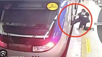 Ιράν: Χτύπησαν έφηβη στο μετρό επειδή δεν φορούσε μαντίλα - Την άφησαν αναίσθητη