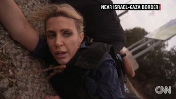 Πόλεμος στο Ισραήλ: Η στιγμή που συνεργείο του CNN τρέχει να καλυφθεί ενώ γύρω του πέφτουν ρουκέτες