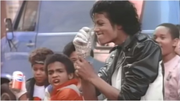 Μάικλ Τζάκσον: Το σακάκι που έβαλε στη διαφήμιση της «Pepsi» βγαίνει σε δημοπρασία