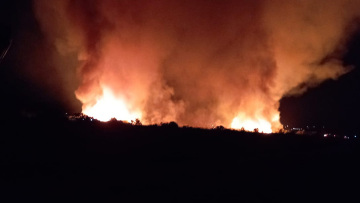 Φωτιά στον Μαραθώνα - Ενισχύθηκαν οι δυνάμεις της Πυροσβεστικής