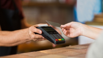 Mπαίνουν τα POS σε ταξί, λαϊκές αγορές και περίπτερα - Οι προθεσμίες και τα πρόστιμα