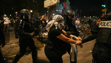 Πόλεμος στο Ισραήλ: Οι Γερμανοί απαγόρευσαν την παλαιστινιακή καφίγια στα σχολεία