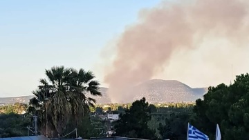 Φωτιά στον Μαραθώνα: Υπό μερικό έλεγχο η πυρκαγιά κοντά στο κωπηλατοδρόμιο