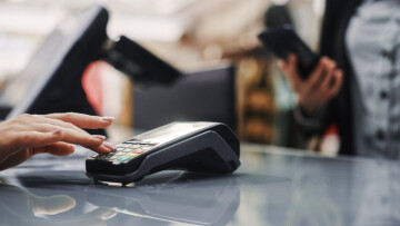 Ελεύθεροι επαγγελματίες: Τι αλλάζει στη φορολόγηση από το νέο έτος, τα τρία επίπεδα ελέγχου και η μάχη κατά της φοροδιαφυγής