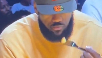 Το έριξε στη... φρουτοσαλάτα ο Λεμπρόν στο δεύτερο ημίχρονο του παιχνιδιού με τους Γουόριορς - Δείτε βίντεο