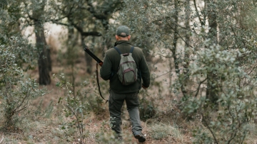 Παρ' ολίγον οικογενειακή τραγωδία στο Ηράκλειο: Πυροβόλησε κατά λάθος τον πατέρα του στο κυνήγι